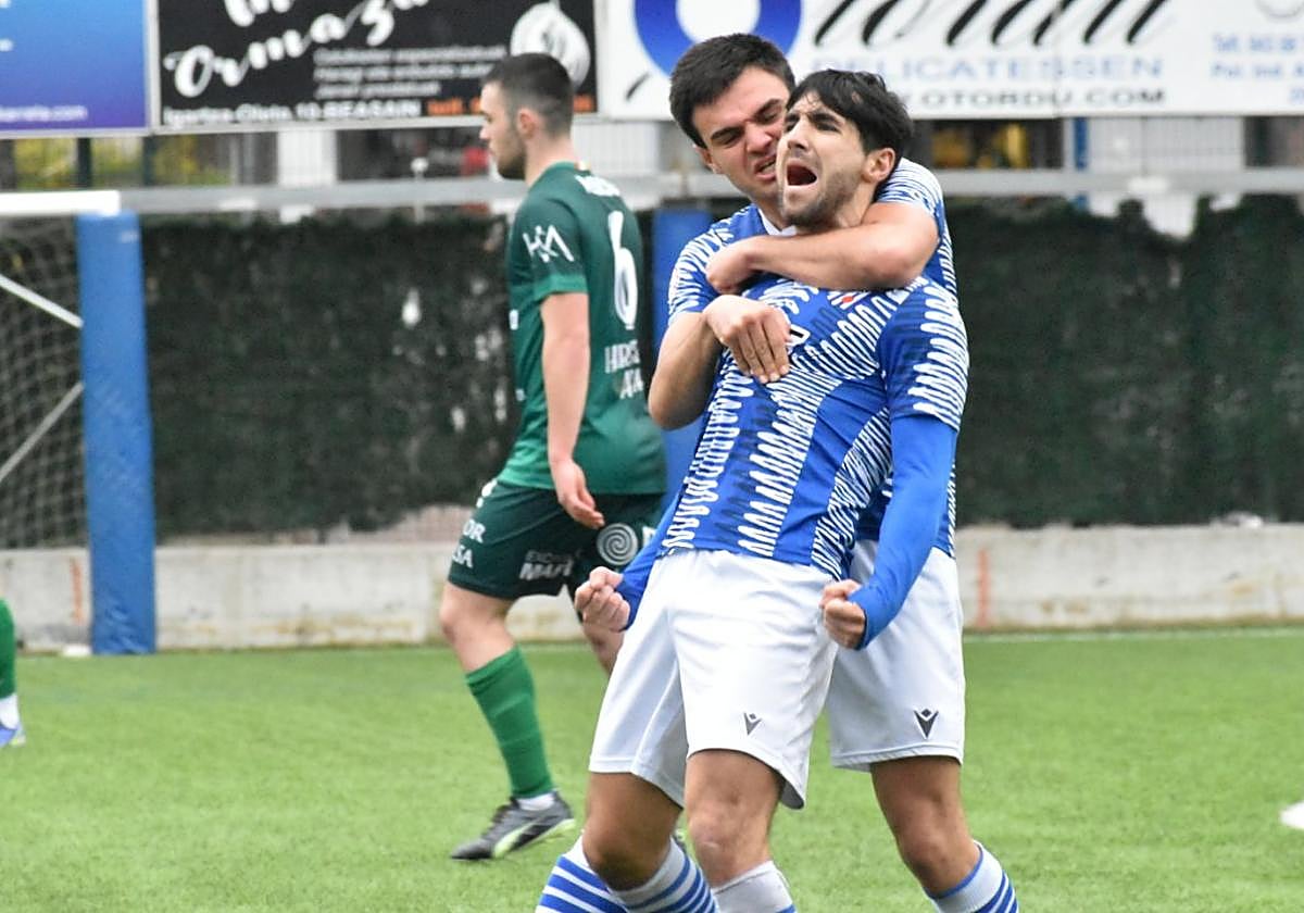 El beasaindarra Alain Eizmendi celebra su tanto, el segundo del choque disputado en Loinaz el sábado.
