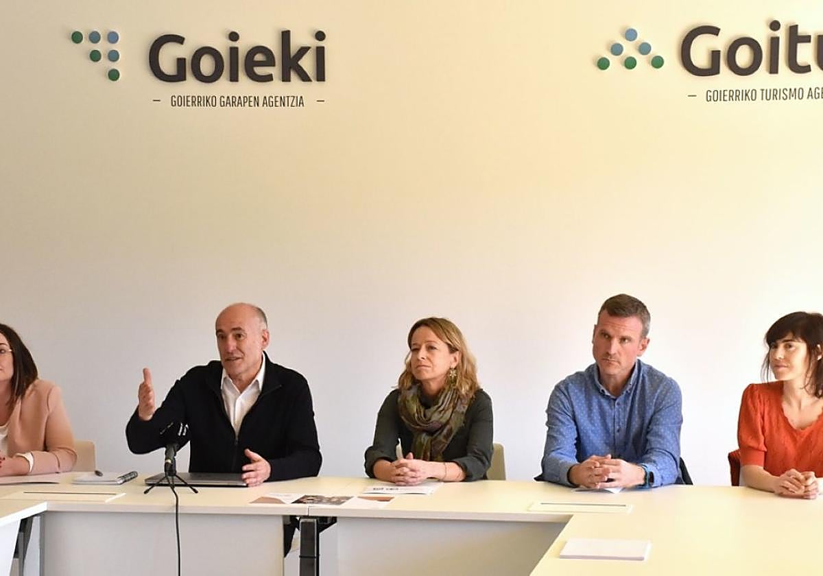 Ayer presentaron la iniciativa en Goieki los representantes institucionales.