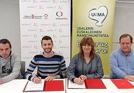 Aitor Elexpuru, Iraitz Lazkano, Ana Ollo eta Mikel Arregi, Iruñean, sinadura ekitaldian.