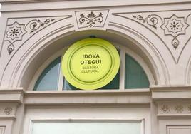 Detalle del nombre de Idoya en la fachada del teatro madrileño