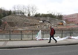 Terrenos del futuro Polo Cuántico en Donostia, en la Avenida de Tolosa, cuyas obras están paradas.