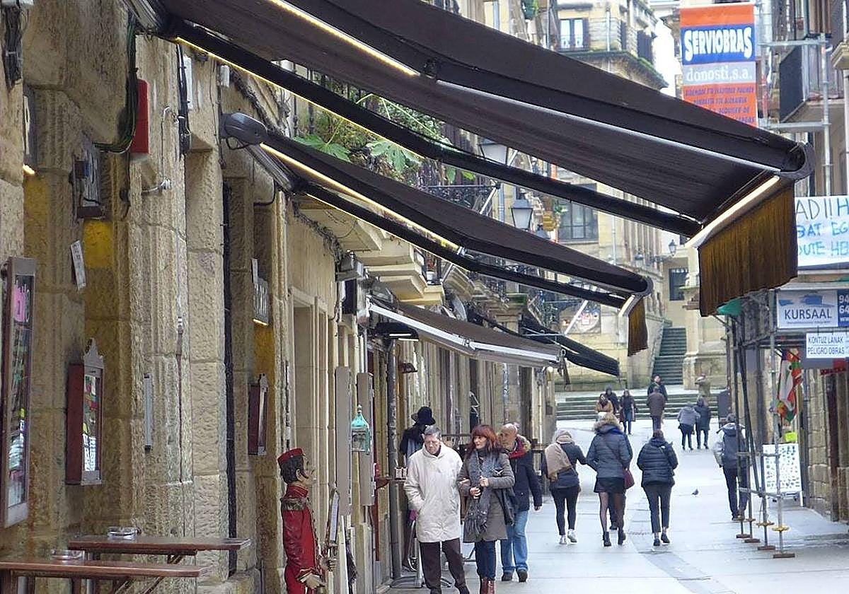 Toldos de un bar de la Parte Vieja de San Sebastián.