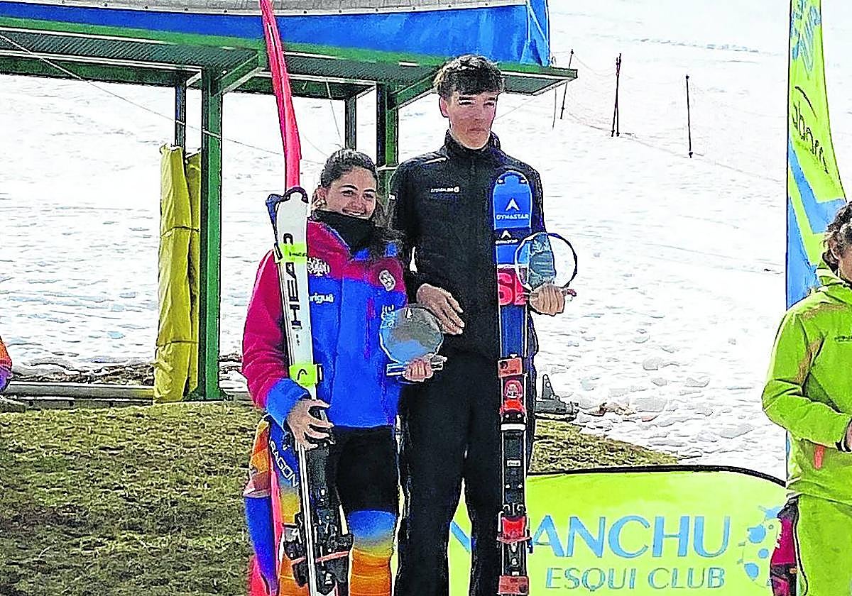 Maddi Iraola, gizonezkoen kategoriako irabazlearen ondoan.