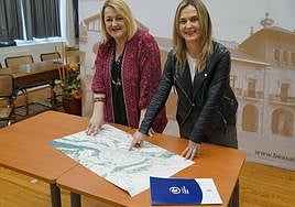 Aintzane Oiarbide revisa junto a Leire Artola la zona donde se situarán las nuevas pantallas acústicas.