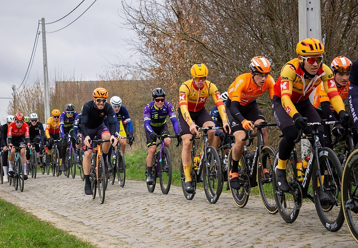Enekoitz Azparren, tercero por la derecha, rueda sobre los adoquines.