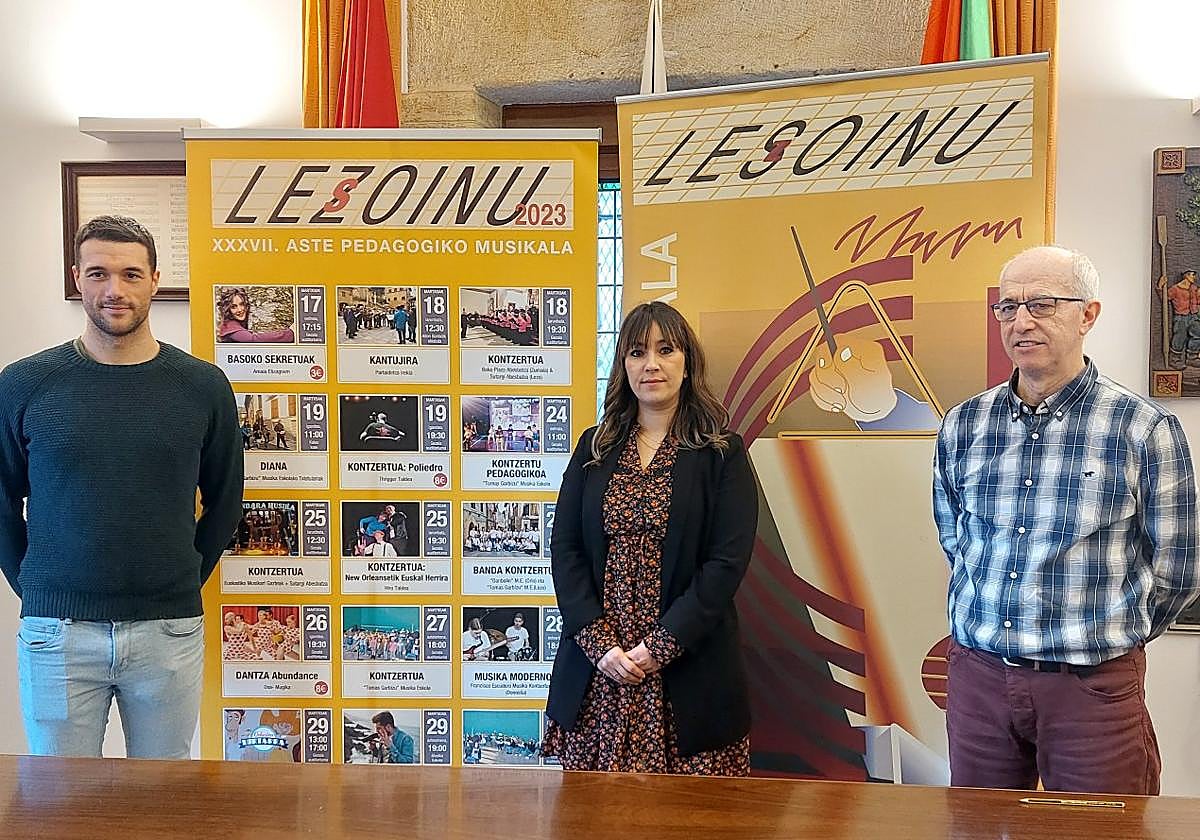 El concejal de Cultura, Ion Pombar; la alcaldesa en funciones, Laura Martínez; y el director de la Tomas Garbizu Musika Eskola, Xanti Espina.