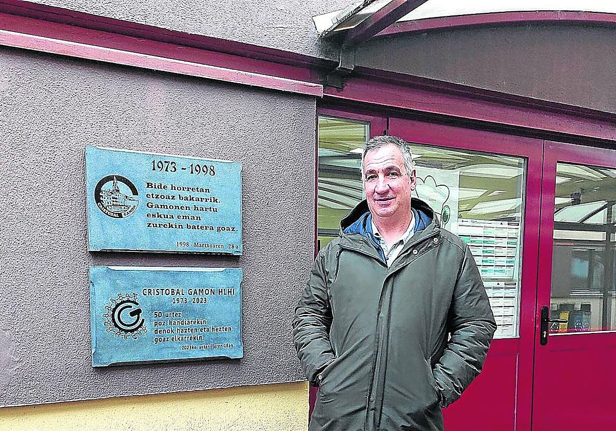 Aitor Sarasua, junto a las placas del 25 y 50 aniversario en la entrada a la recepción de Gamón.