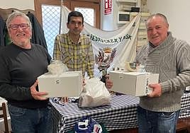 Ina y Torcuato, con Mikel Ercibengoa en el centro de la imagen.