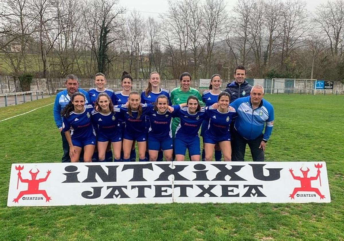 El equipo femenino del Oiartzun en el campo de Ugaldetxo.