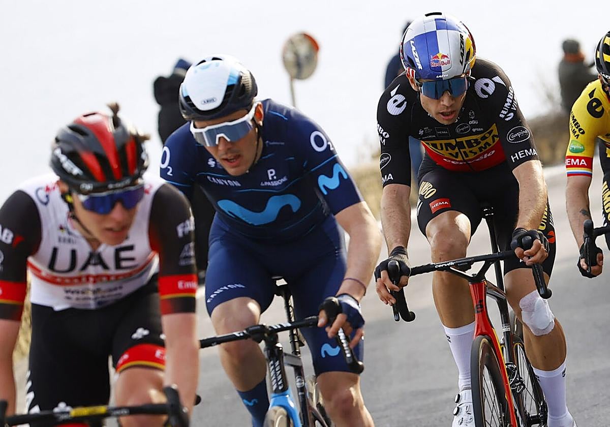 Alex Aranburu, en el Poggio de San Remo entre Pogacar y Van Aert, en la edición del año pasado.