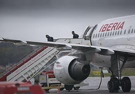 Pasajeros descienden de un Airbus A319 de Iberia.