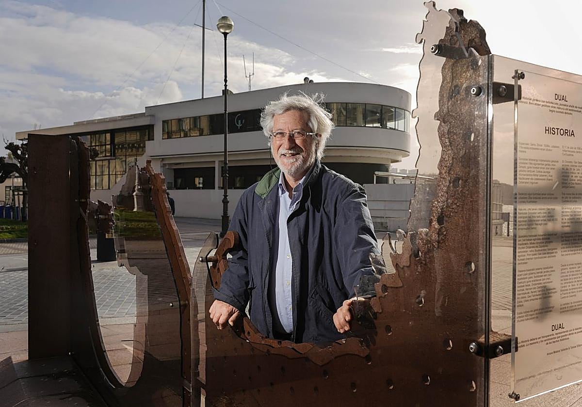 Josu Chueca, miembro de Intxorta 1937 Elkartea, en Donostia, junto a la escultura Dual que recuerda a las víctimas del franquismo.