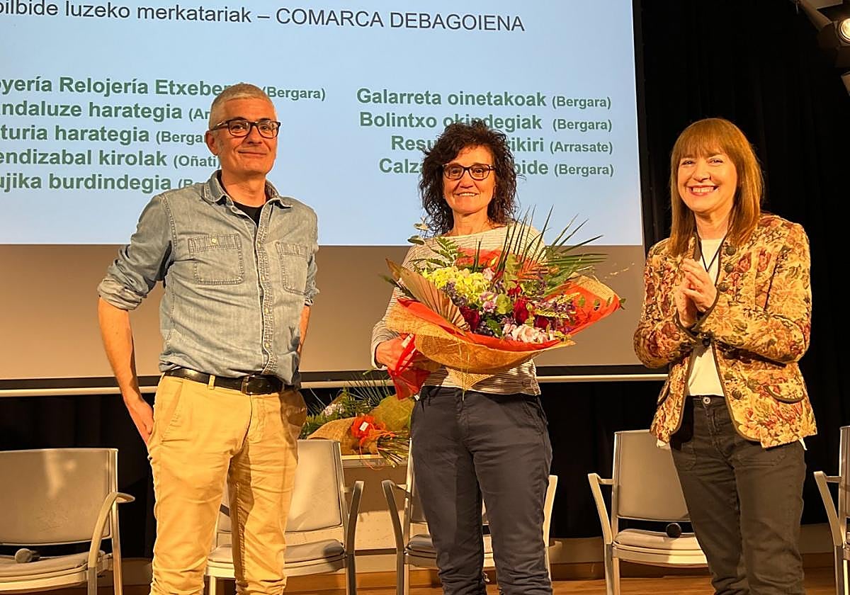 Marijo Mendizabal, cuarta generación de una familia de comerciantes muy querida, junto al edil Karmelo Guridi.