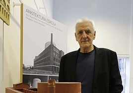 Miguel Garai, con una maqueta de 'su' Escuela de Arquitectura, en 1992.
