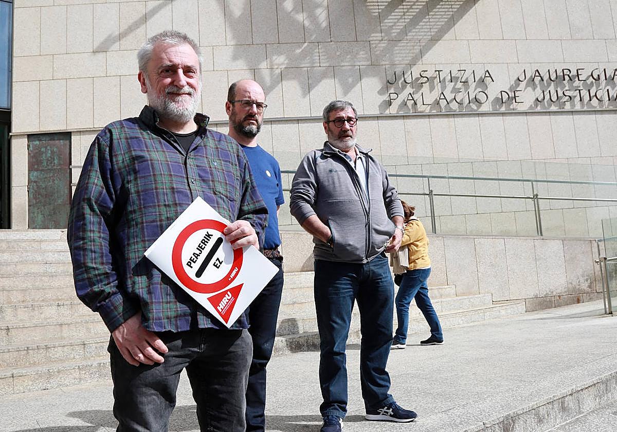 Representantes del sindicato de transportistas HIRU en el Palacio de la Justicia de San Sebastián en la mañana de este jueves.