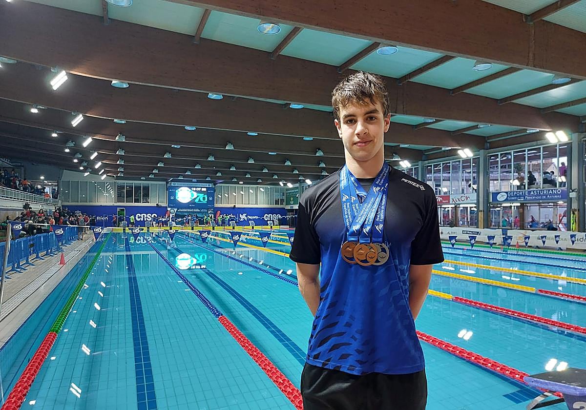 Mattin Zubeldia posa en Gijón con las tres medallas logradas en el Campeonato de España
