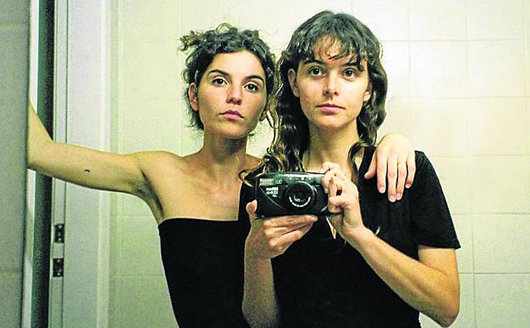 Imagen principal - Las hermanas Vilapuig estrenarán 'Selftape', serie de Filmin; Cobeaga y San José vienen con su 'Turra Tour'; y Sua Enparantza, con Nahia Sillero (que estará en el KM) en 'Irabazi arte'.