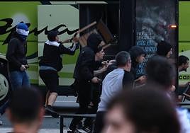un grupo de ultras de la Real Sociedad ataca uno de los autobuses que trasladaba a aficionados y ultras de la Roma de La Zurriola al estadio de Anoeta.