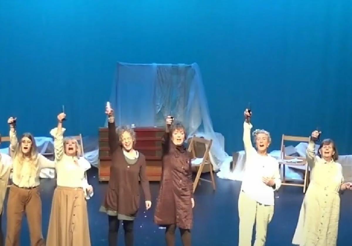 El grupo de teatro La Jarana llevará mañana al escenario del auditorio Juanba Berasategi la obra 'In memorie'.