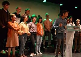 Mikel Arruti, con los miembros que componen la lista de EH Bildu.