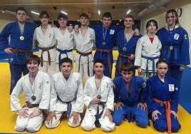 El grupo de judokas cadetes e infantiles del Judo Club Adarra de Urnieta en los campeonatos celebrados en Errenteria.