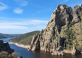 La formación del Salto del Gitano en Monfragüe, hogar de buitres.