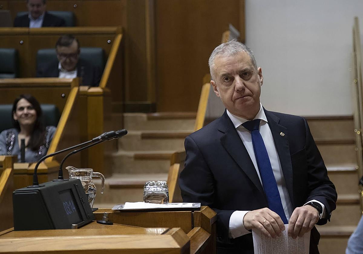 Urkullu se dispone a tomar la palabra en el pleno del Parlamento Vasco.