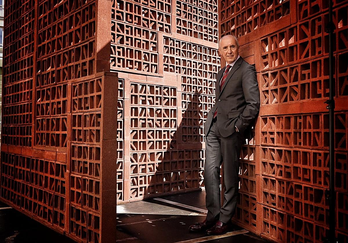 Josu Erkoreka posa en el exterior del Parlamento Vasco.