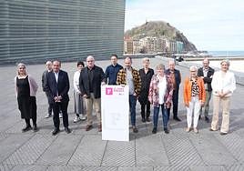 Parte de los asistentes posaron en el exterior del Kursaal. En primera fila Anaiz Funosas, Agus Hernan, Joseba Egibar, Gari Mujika, Arritxu Marañón, Arantxa Gonzalez y Nekane Alzelia.