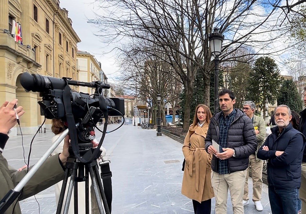Mikel Lezama, junto a Muriel Larrea y Jorge Mota, en la plaza Gipuzkoa