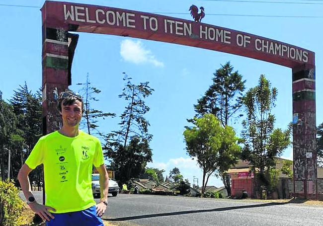 Bellido posa en Iten junto al arco que anuncia la entrada en 'la casa de los campeones.