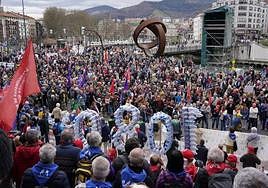 Miles de personas han participado en la concentración, que ha finalizado a mediodía frente al ayuntamiento de Bilbao.