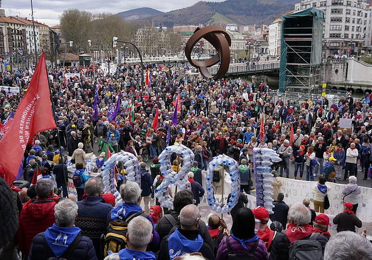 Miles de personas han participado en la concentración, que ha finalizado a mediodía frente al ayuntamiento de Bilbao.