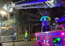 Los bomberos tuvieron que utilizar su escala para sacar a la víctima del lugar al que había caído.