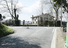 Carmen denuncia que en el cruce de Lauaizeta con el camino de Marrus y el de Putzueta no hay paso peatonal. «Los que paseamos por allí nos arriesgamos a que nos atropellen, y encima casi hay que pedir disculpas por ello. No existe un paso que te permita cruzar hacia Putzueta o viceversa».