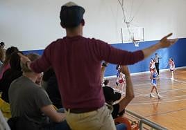 Un aficionado protesta en la grada en el partido de este sábado entre el Bera Bera y el Araba en el polideportivo de Bidebieta.