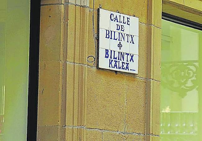 Placa que en la calle Bilintx recuerda desde 1964 a Indalezio Bizkarrondo 'Bilintx'.