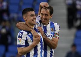 Oyarzabal felicita a Barrene por su gol, el de la tranquilidad para la Real.