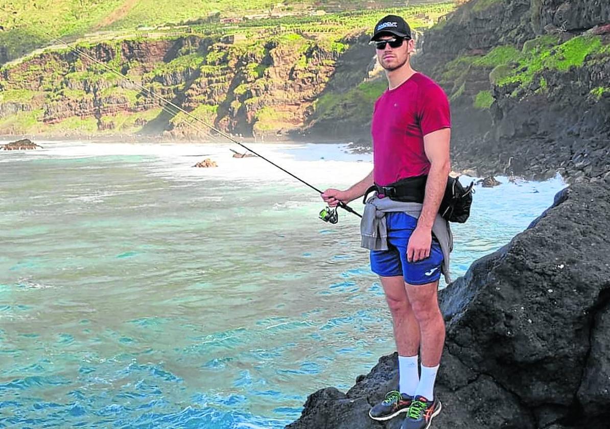 OdeiJainaga, en busca de una buena captura junto a la playa El Bollullo, en Tenerife.