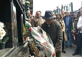 Cada año una sencilla ofrenda floral recuerda al edil en el cementerio oriotarra.