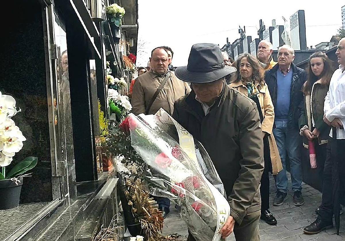 Cada año una sencilla ofrenda floral recuerda al edil en el cementerio oriotarra.