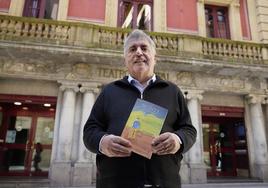 Jesús Eguiguren con su libro sobre Bilintx (el dibujo de la portada es suyo) ante el teatro Principal, donde trabajaba y vivía el bertsolari y donde cayó la bomba que acabaría con su vida unos meses después.