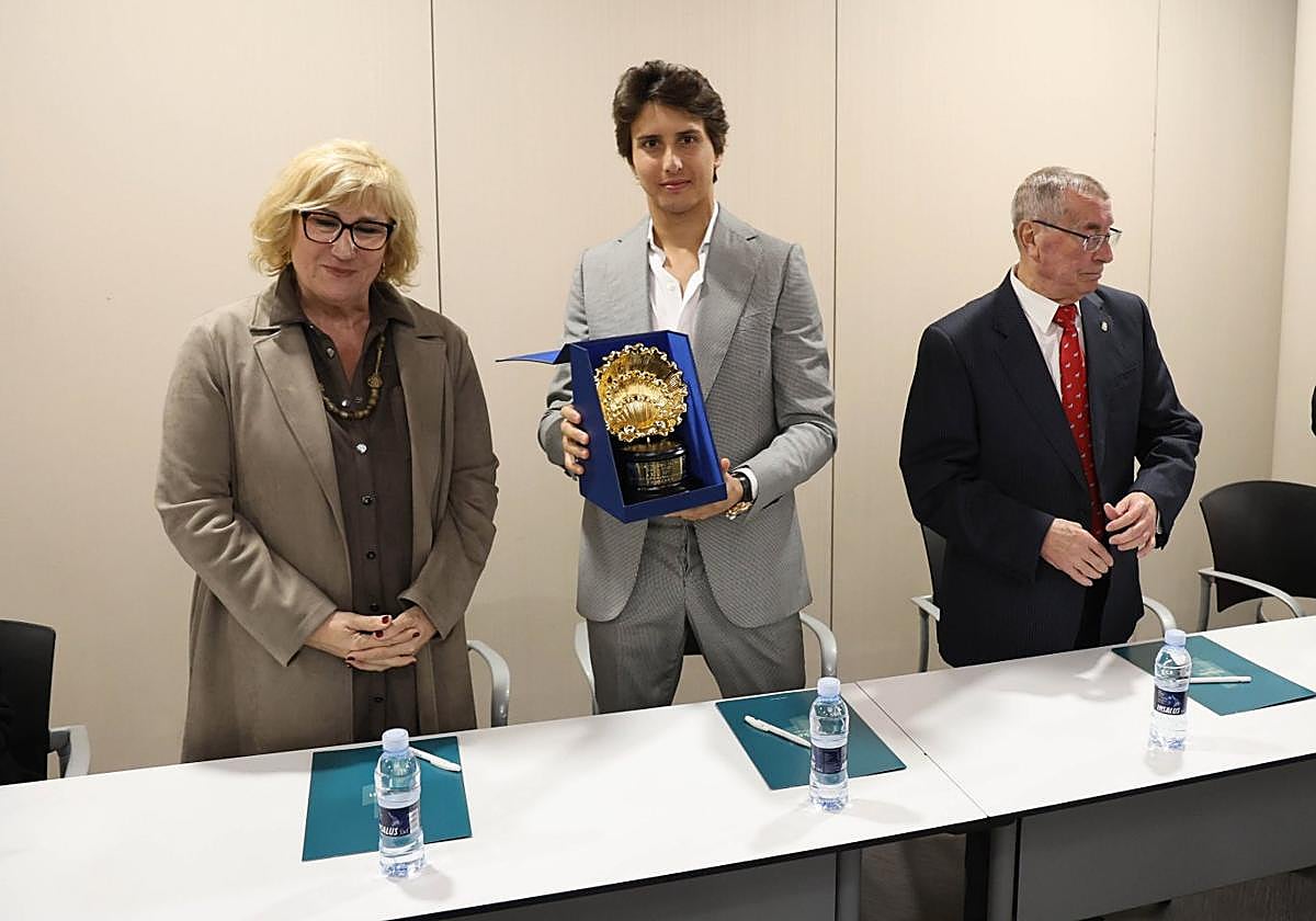 La edil Cristina Lagé, el premiado Roca Rey y Pepe Delgado, vicepresidente del jurado del premio.