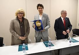 La edil Cristina Lagé, el premiado Roca Rey y Pepe Delgado, vicepresidente del jurado del premio.