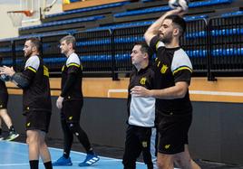 Cuétara, en un entrenamiento entre Julen y Ugarte.