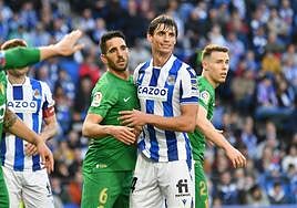 Robin Le Normand pugnando con un jugador del Elche.