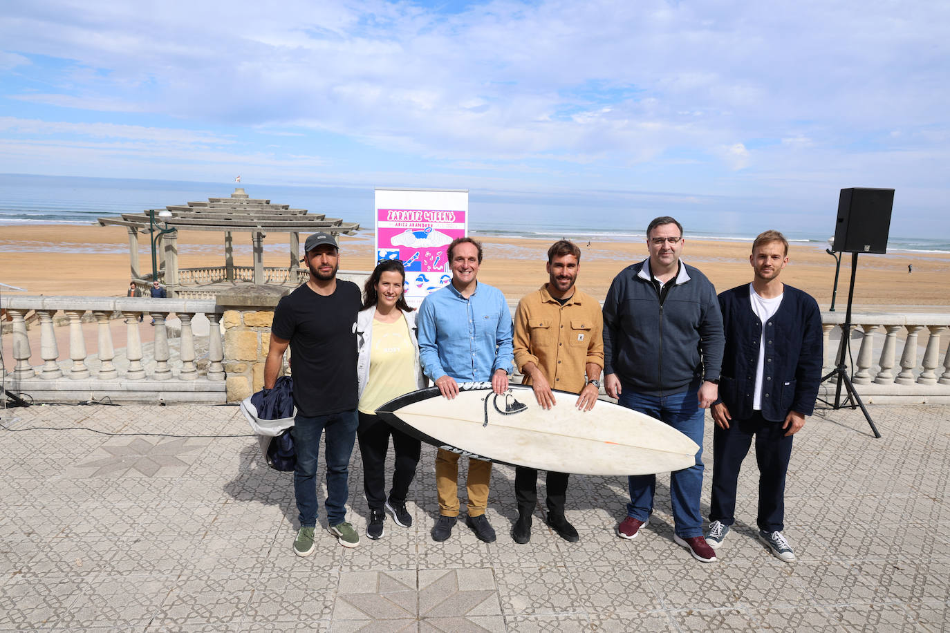 Organizadores y patrocinadores de la Zarautz 4Teens, este martes en Zarautz.