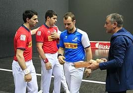 Altuna III, Tolosa, Elordi y el seleccionador de material Martin Alustiza, ayer en el Bizkaia de Bilbao.