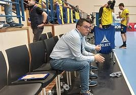 Jacobo Cuétara sentado en el banquillo.