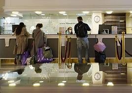 Turistas en la recepción de un hotel donostiarra.